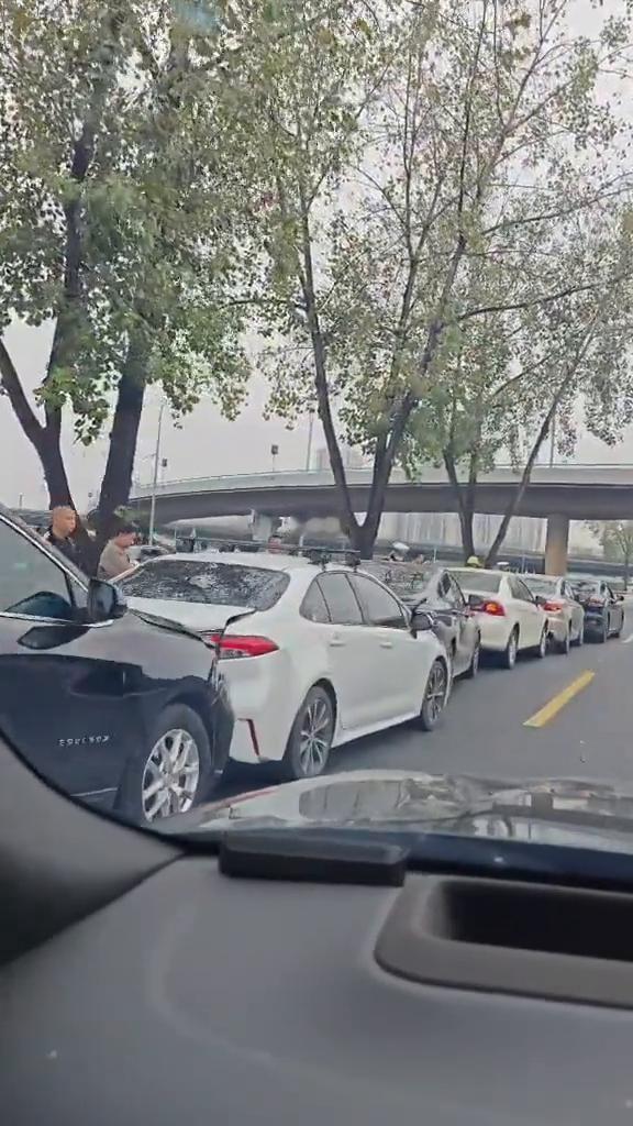 道路千万条，安全第一条。八个车，八个车。