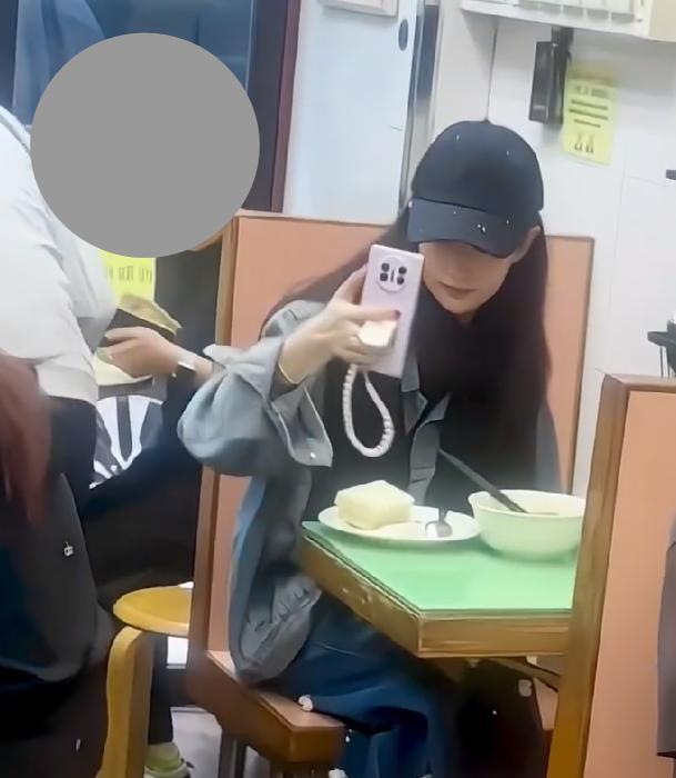 刘亦菲香港被偶遇：棒球帽牛仔衣显潮流范，手机自拍表情好可爱！ 