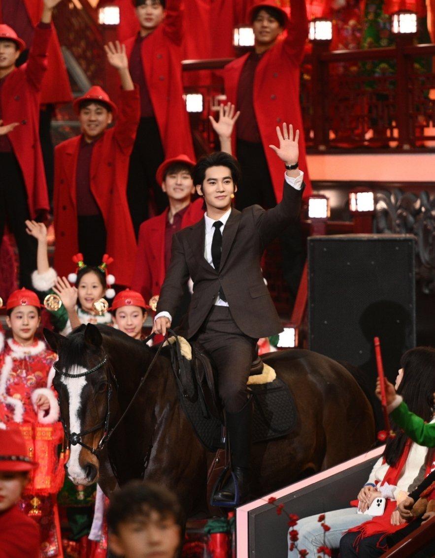 于适骑着马就来辽宁卫视春晚了，开创了国内春晚首例真马上舞台，厉害！
鲜衣怒马少年