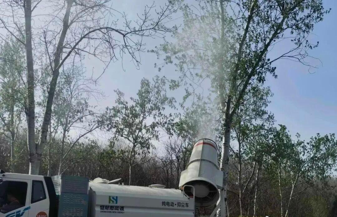 家里俩娃对杨柳絮过敏，今早麦麦醒来连打6个喷嚏，出门上学乖乖戴上了口罩。
正发愁