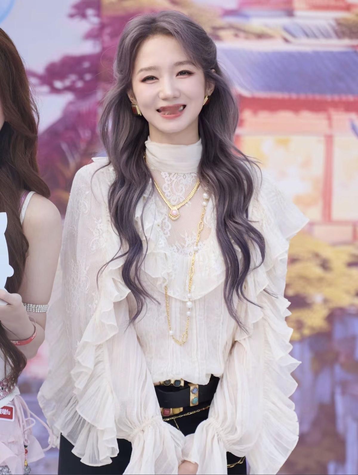 孟美岐的紫发温柔暴击，甜到心巴上了[比心]孟美岐的宫廷风造型，温柔又贵气，反差感