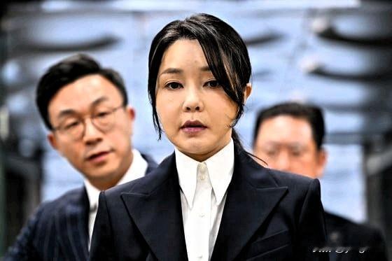 韩国首尔——韩国一家法院周三判处前第一夫人金建熙一年零八个月监禁，罪名是她接受统