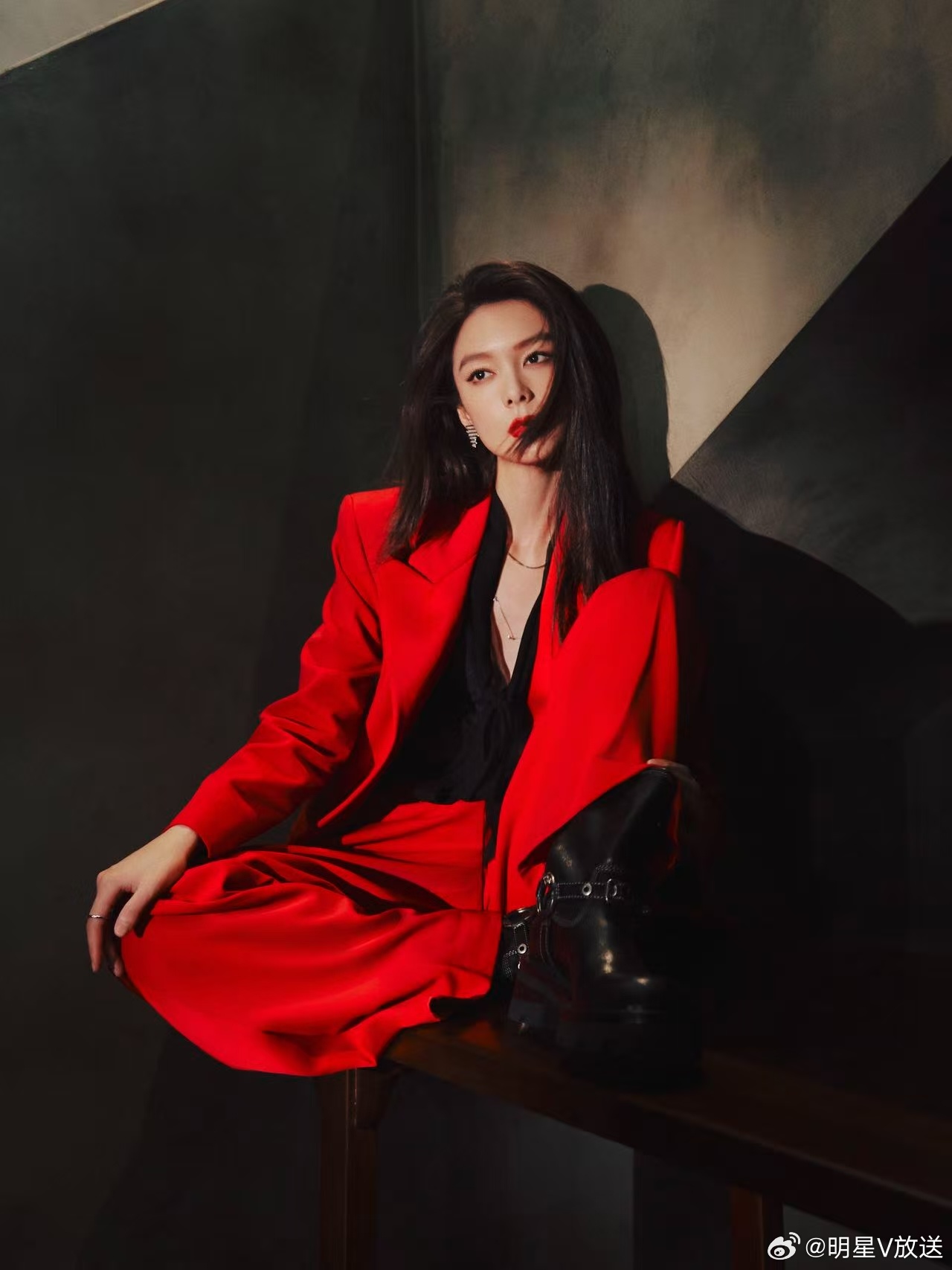 傅菁红切黑姐系美学 天赐的声音出发图释出，一身红西装搭配黑内搭，好像暗夜里盛放的