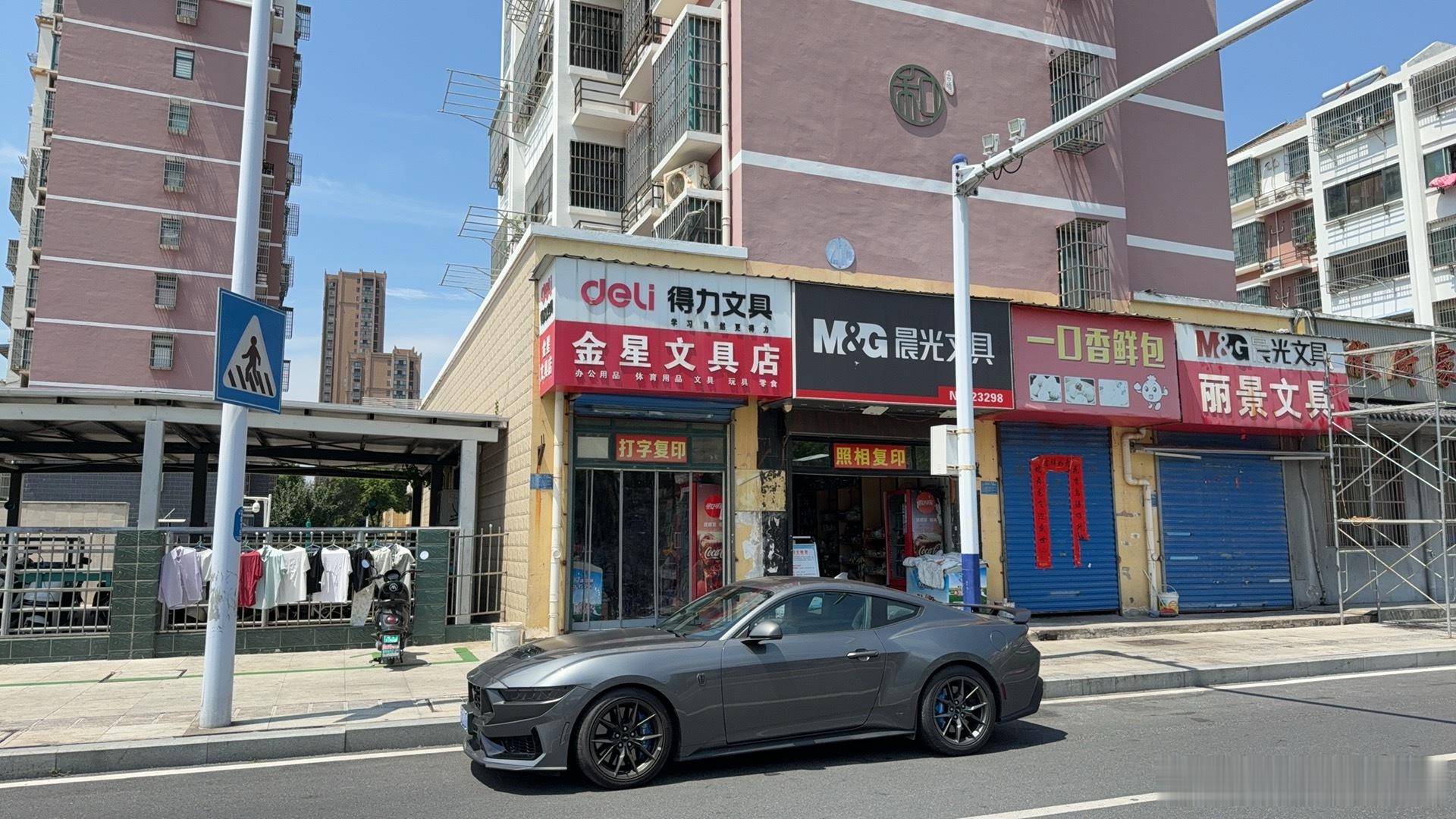 昨晚在上海街头看到一台Dark horse 回想之前开它的日子，真美好啊，遥遥落