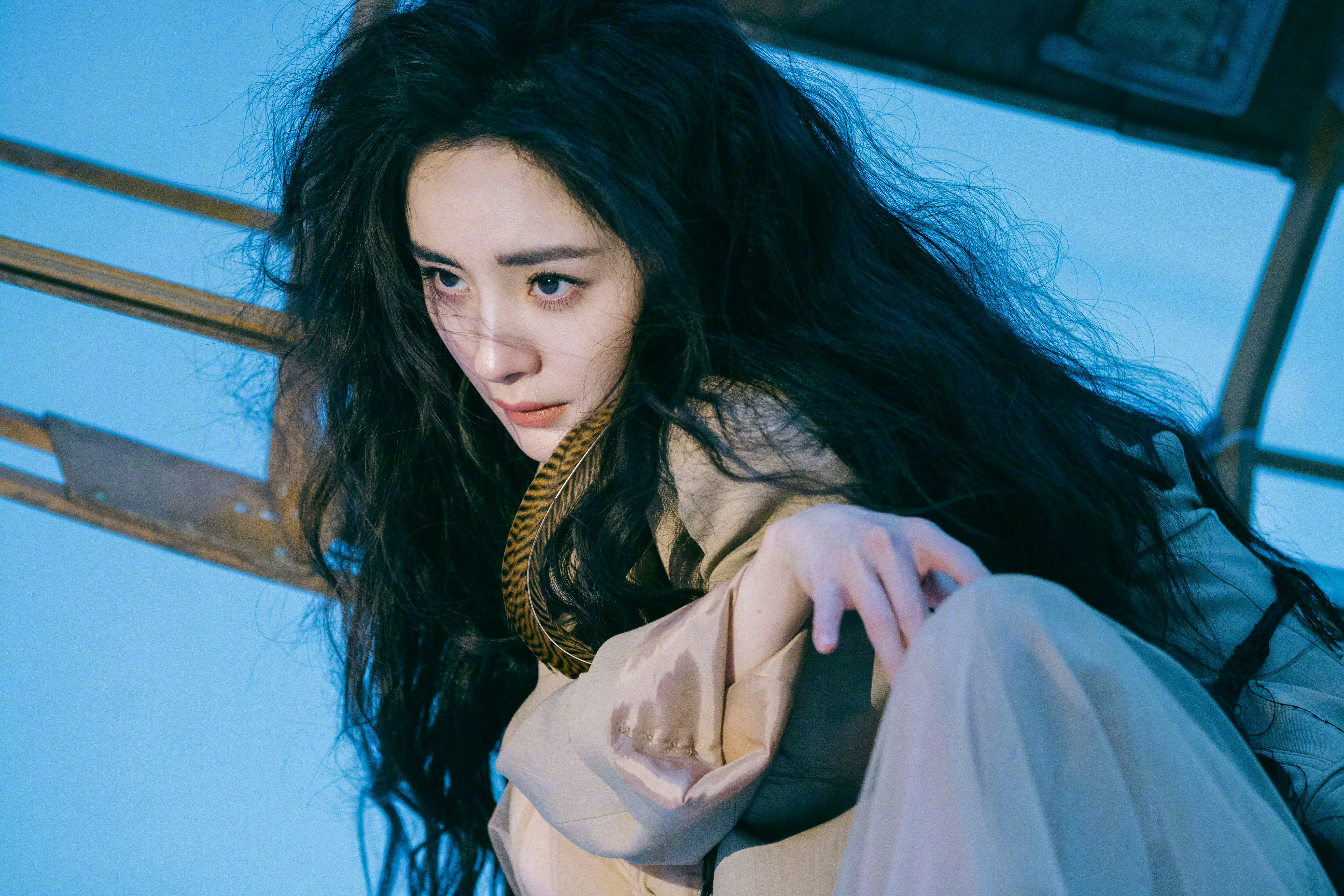 杨幂 ym杨幂宁绣绣 猫头鹰衔走最后一丝嘈杂，寂静在窗帘褶皱里酿蜜，睫毛轻阖处，