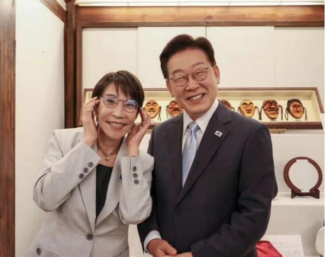 5月19日，当着全球直播的镜头，日本首相当众主动搭话，笑着向身旁的韩国总统发出游