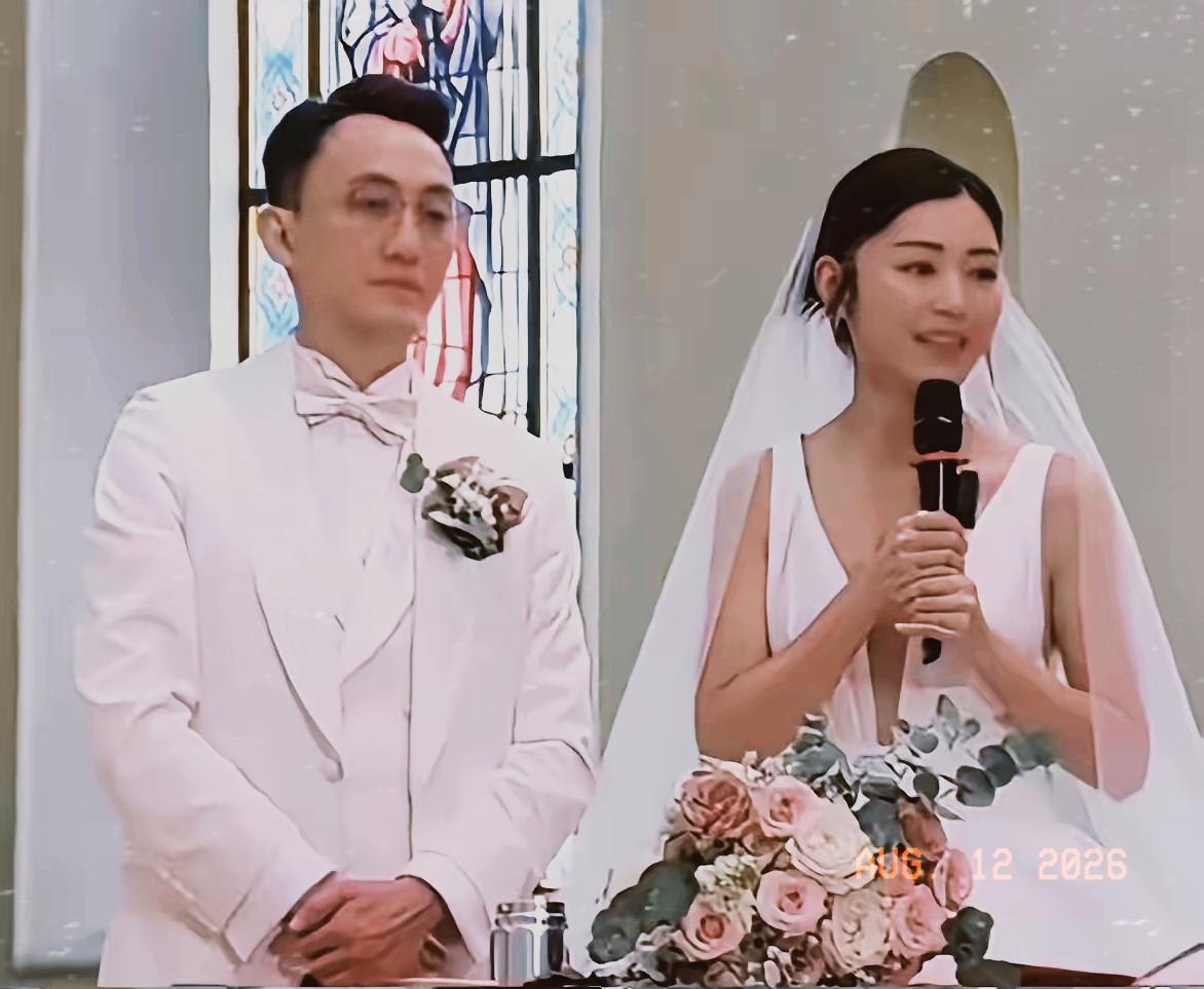 查完卫诗雅才发现，真的太意外了！
拿下百花奖的她，其实早就低调结婚，而且老公身份