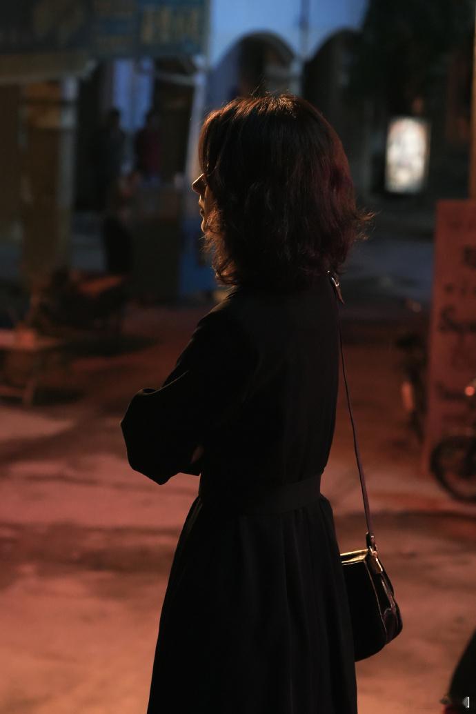 #赵丽颖背两个包##赵丽颖背光侧颜# 赵丽颖背着两个包，时尚又随性，背光的侧颜轮