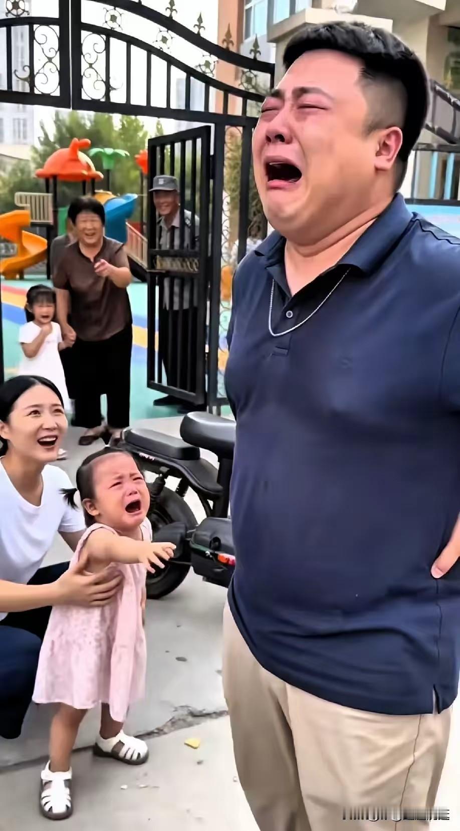 爸爸送女儿第一次上幼儿园，哭得稀里哗啦。妈妈本想哭，却被爸爸抢了风头。孩子第一次