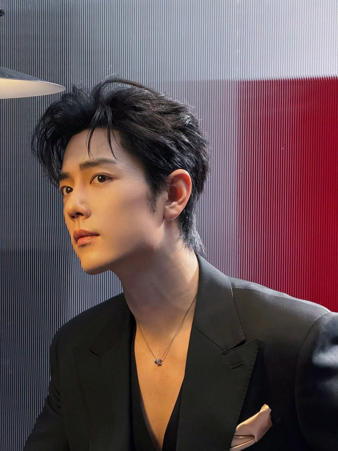 肖战在欢呼声中出场肖战这个深V肖战在欢呼声中出场，就这个肖战夯到顶！！太帅了吧 