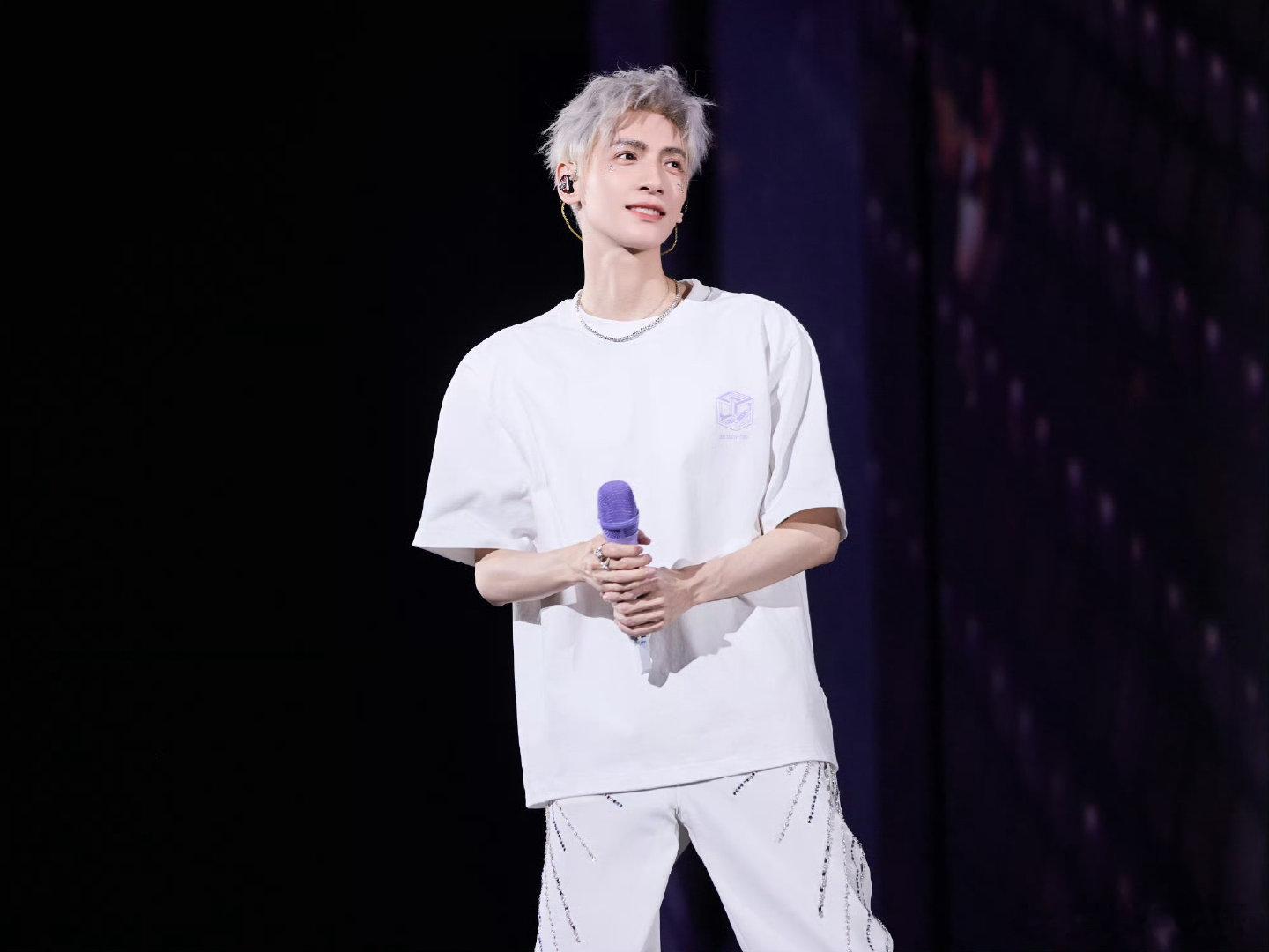 罗云熙 罗云熙熙界无限剧场巡回演唱会 罗云熙黎斯你是映入我眼帘的欢喜，也是藏于我