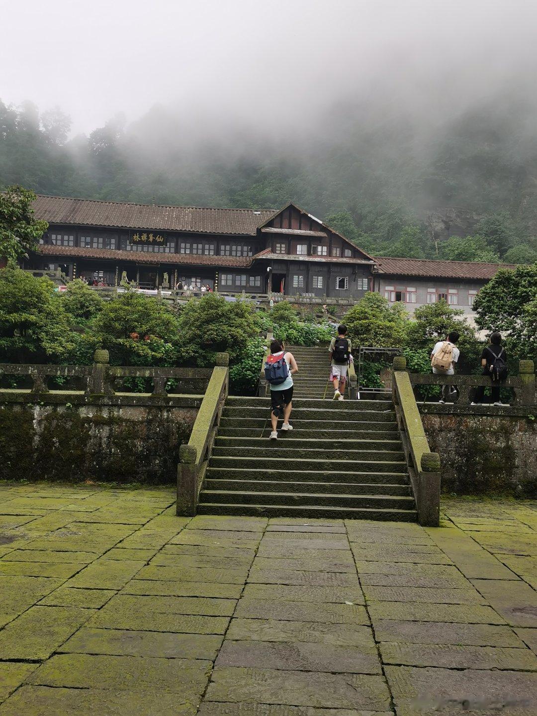 天色已晚，找个山门暂住一宿。 ​​​
