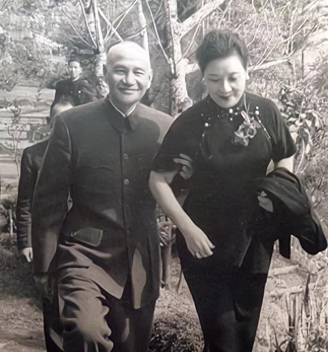 1924年初夏，珠江口吹着湿热的风，黄埔军校第一期学员正在操场上列队。新任校长蒋