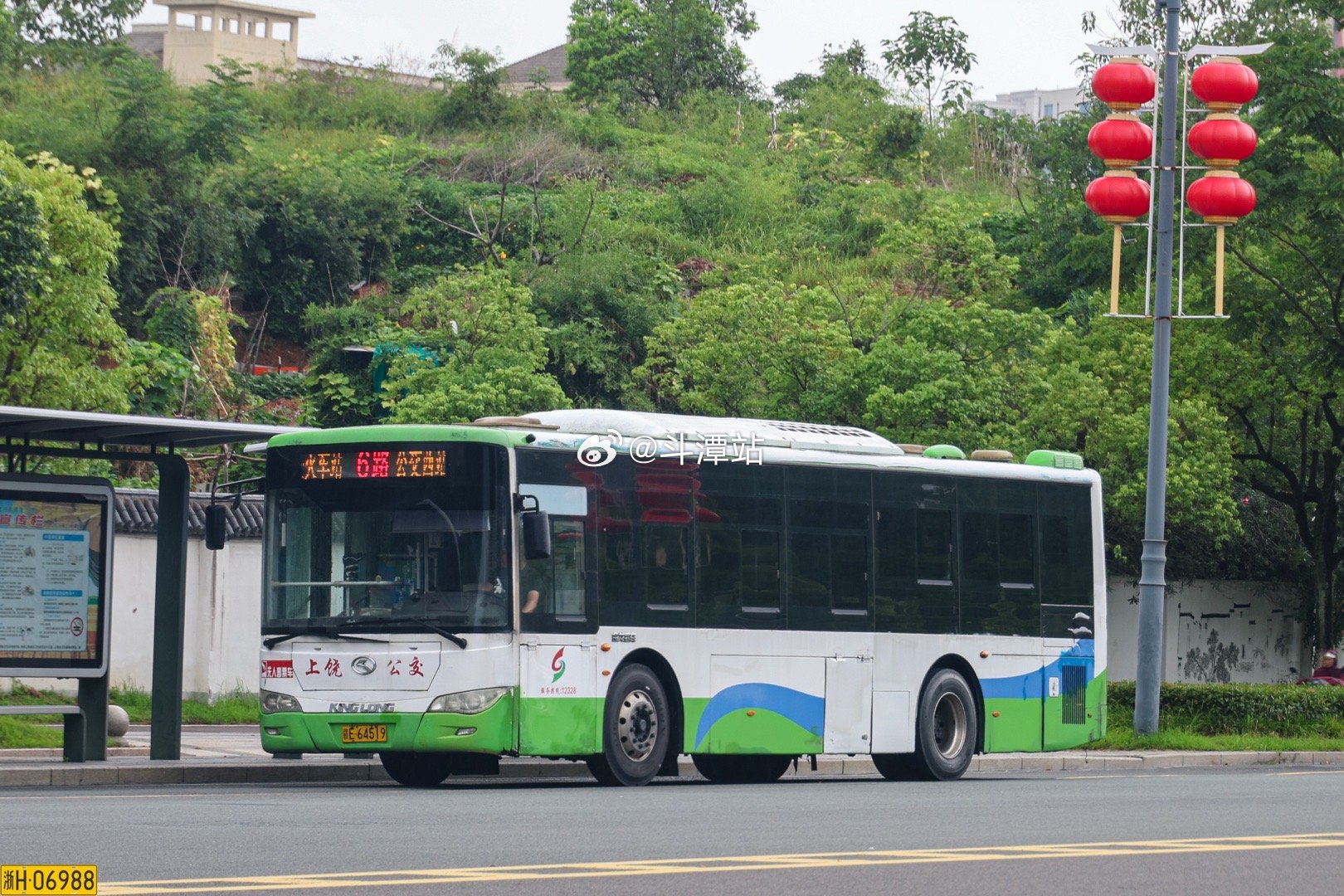 江西上饶，上饶公交目前仍有众多有排放经典车型服役，很可惜拍摄当天12m欧陆原色并