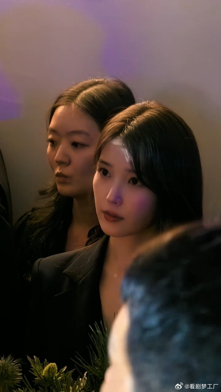 iu好认真听周兴哲唱歌谁被这一幕戳中了。IU沉浸式听周兴哲演唱，安静温柔，氛围感