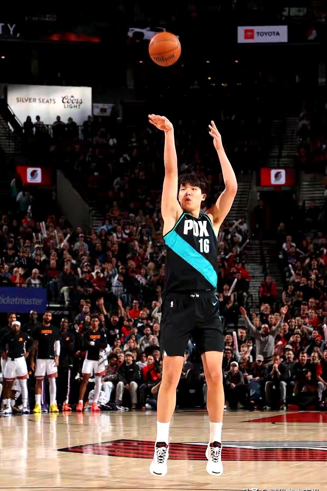 杨瀚森的首秀，数据真是有点扎心。

替补打了8分钟，4次出手就进1个球，拿了2分