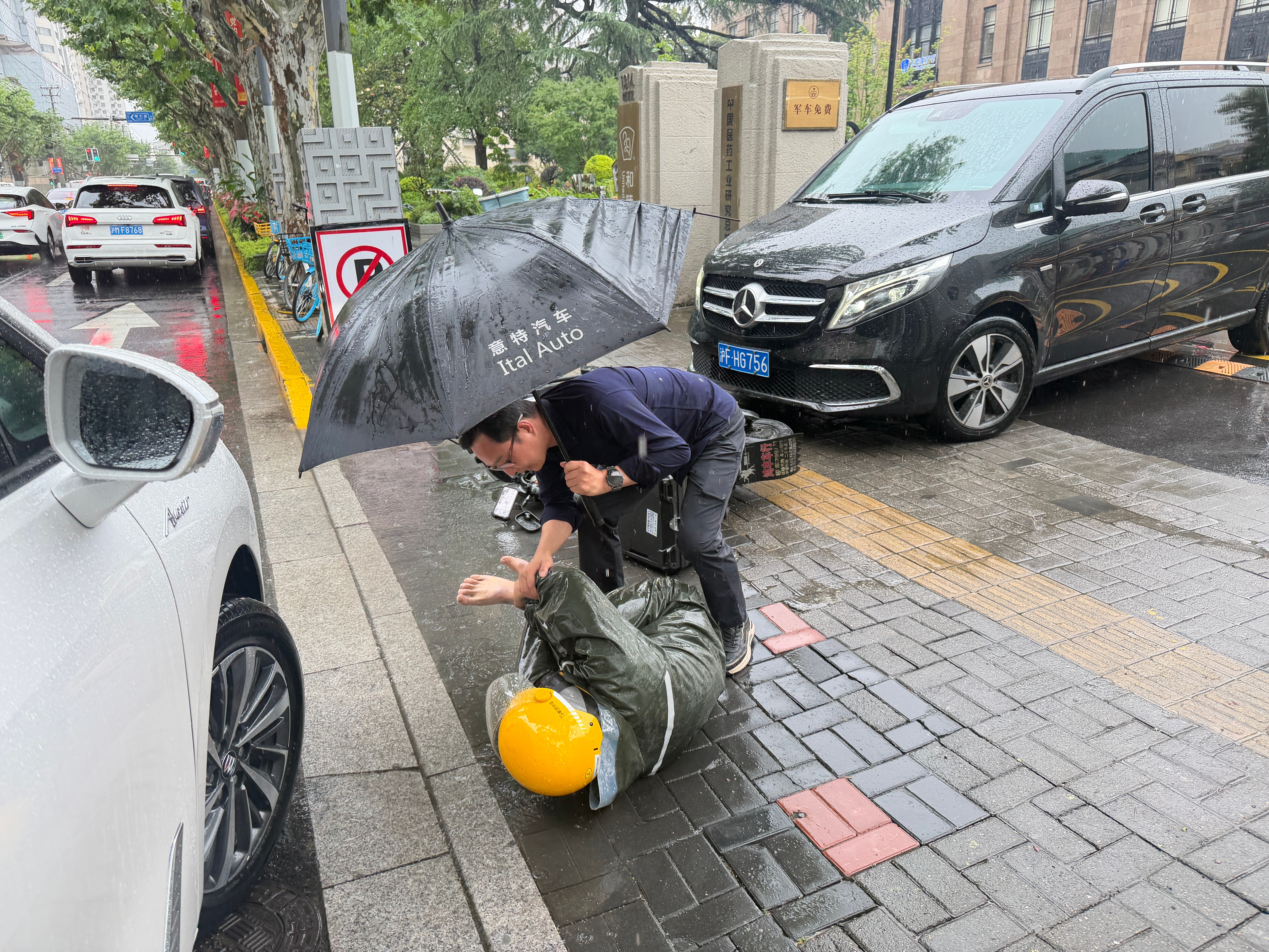 早上出门，眼睁睁看着人行道上飞奔的电瓶车和正出园区的奔驰V轻蹭在一起。大雨中电瓶