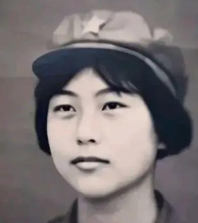 1982年女飞行员刘晓连在驾驶飞机爬升至700米时，突然被一架歼击机撞击，伴随一