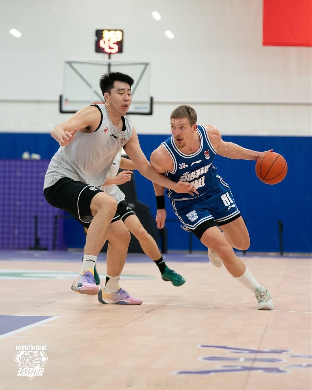 香港东方与北控男篮第一场热身赛结束，双方本周日还会打一场，在他们发的图集中，能看
