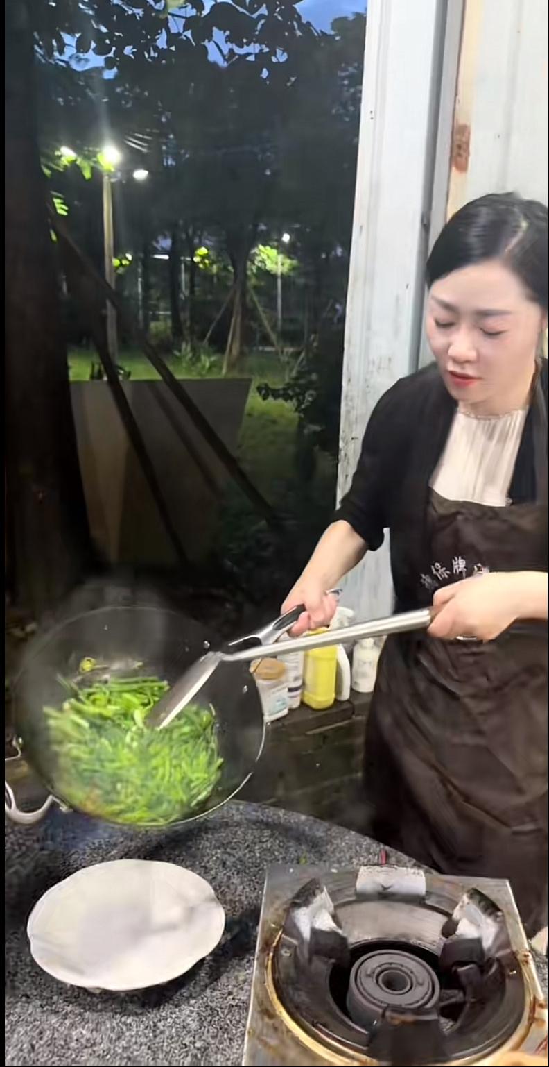 张大炮，抠门得有点过头了。今天湖南湘西古丈县的向夫人来大炮农场做客，还带了两位重