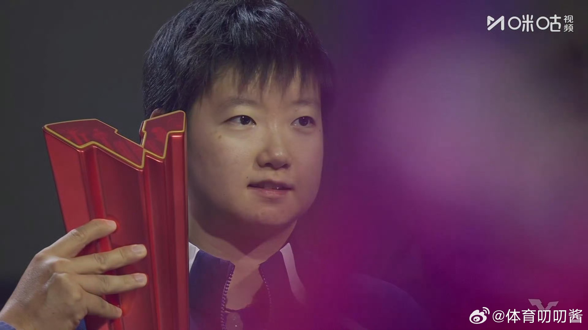 孙颖莎捧起奖杯时刻 🏆恭喜夺得WTT新加坡大满贯女单冠亚军！孙颖莎新加坡大满贯
