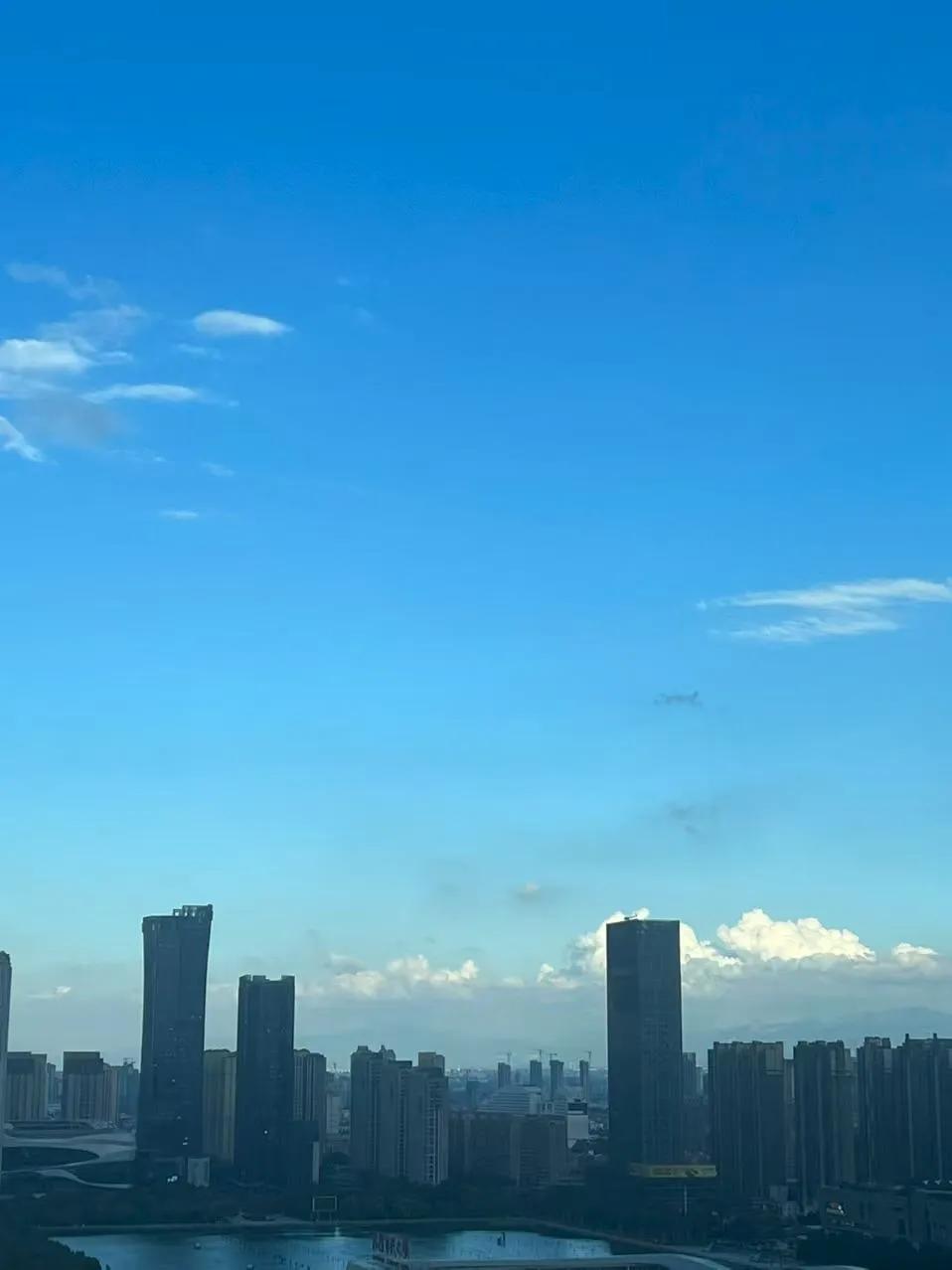 我的股票不配在A股里？
上证突破三千八，股民发出灵魂拷问。
周五不出意料，A股站