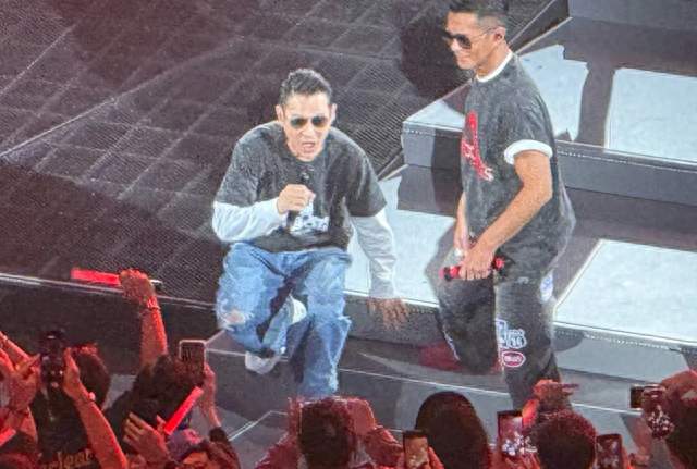 世纪名场面！刘德华空降古天乐红馆演唱会，两代杨过同台引爆全场