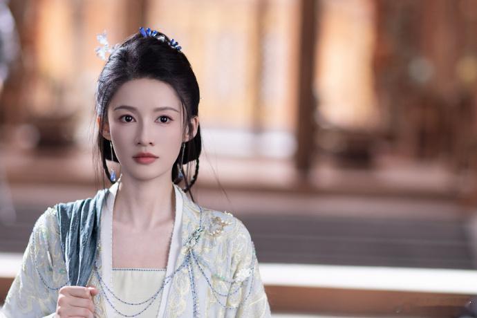 陈哲远比李沁还甜 李沁古装发髻精致，眼神专注自带江湖侠女的飒爽A气，动作利落超有