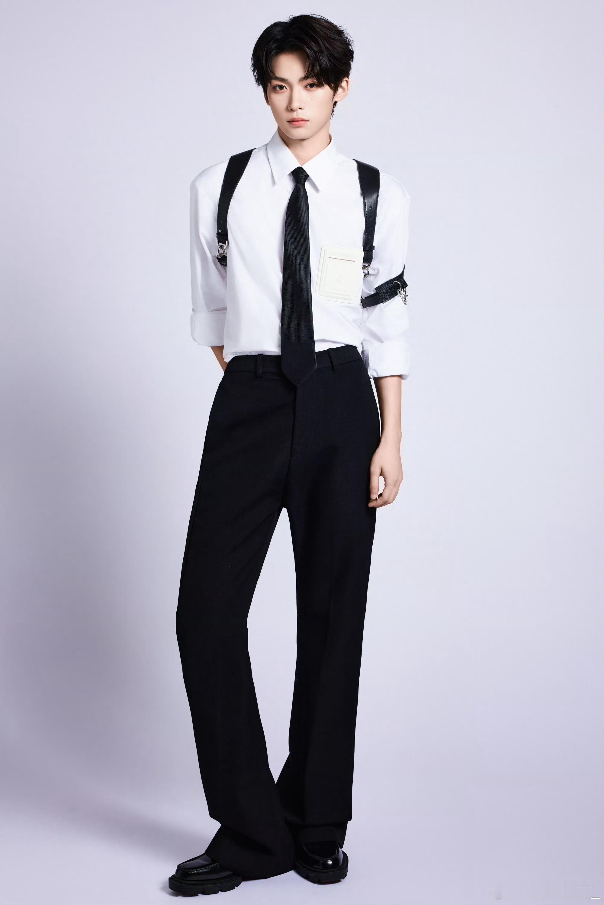 制服👔🎃梓渝 in FACEONLAB 经典白衬衫配领带皮质链条背带臂环小巧