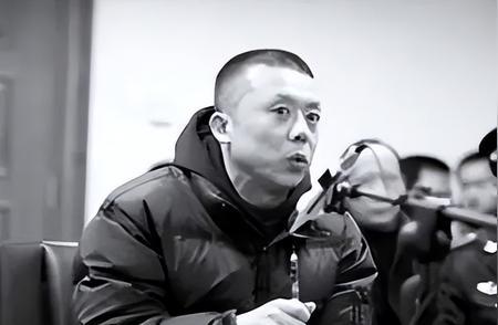 隐姓埋名逃亡20年，成为亿万富豪，把情人捧成春晚巨星，他是如何从一个潦倒小生到富