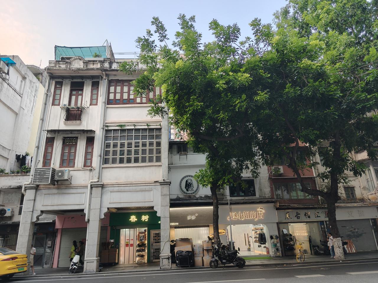 WaLk穿行于羊城旧城区的文明路与万福路，体味老城的市井烟火气与骑楼街独有的岭南