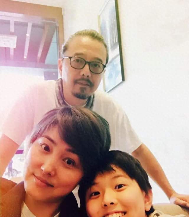 张锦程与前妻结束夫妻关系,公开露面被追问离婚,直言：关你咩事？