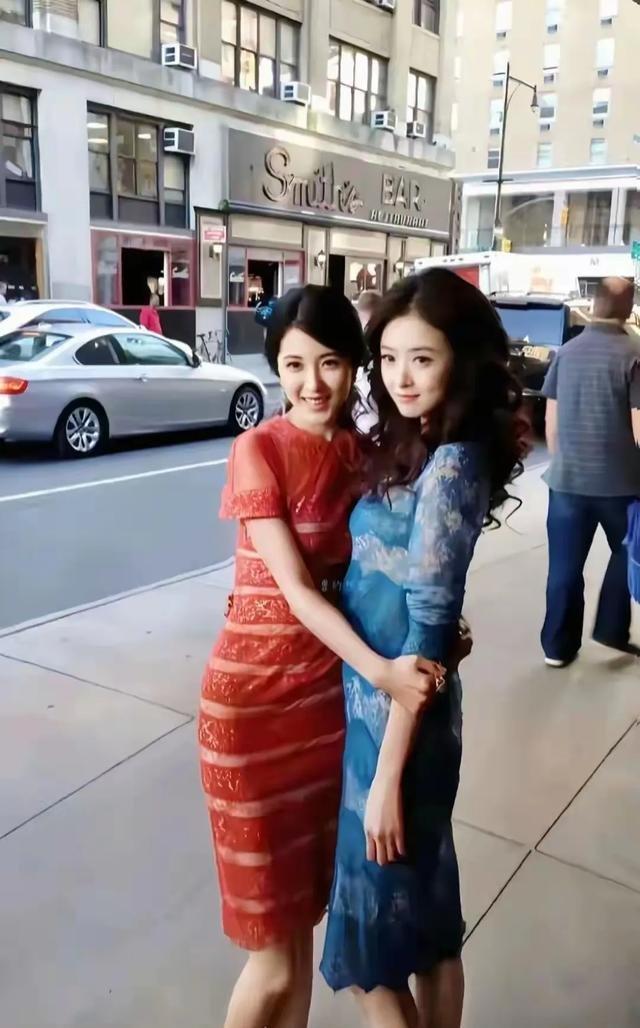 说曾黎是二百年一遇的美女，那蒋欣起码是三百年一遇！
十二年前曾黎和蒋欣的同框照，