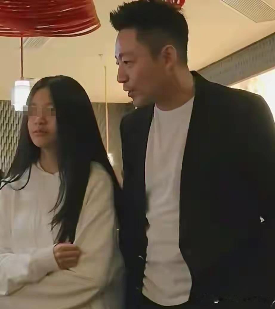 小玥玥长得真的像妈妈！
汪小菲和马筱梅领着两个孩子在广州被网友偶遇，只见小玥玥梳