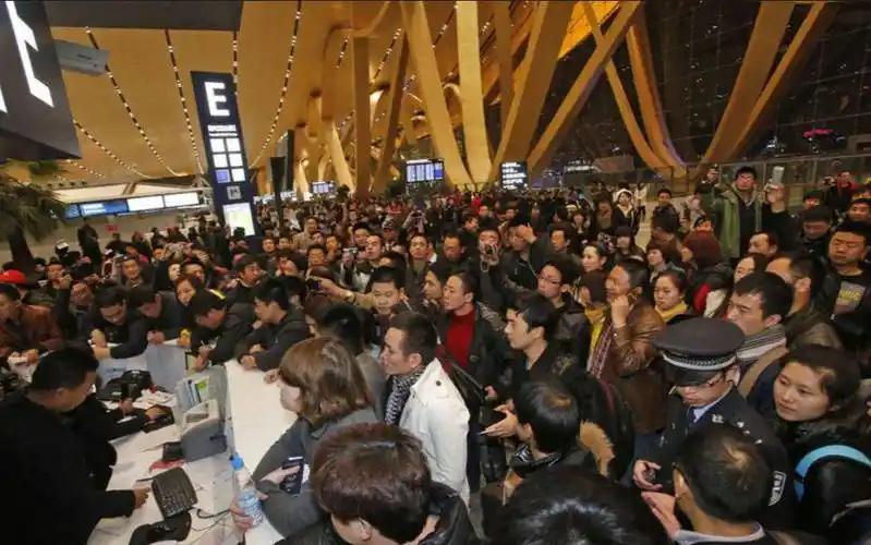 这就是不听劝
非要去日本的代价
你瞅瞅这画面，机场里人挤人，队伍愣是从值机柜台一