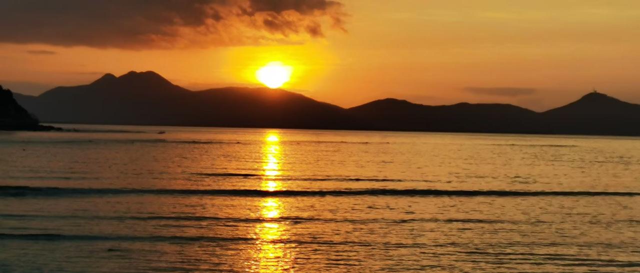 人这一辈子，忙忙碌碌几十年，到老了才明白，最好的活法，无非是少生气、少计较，心放