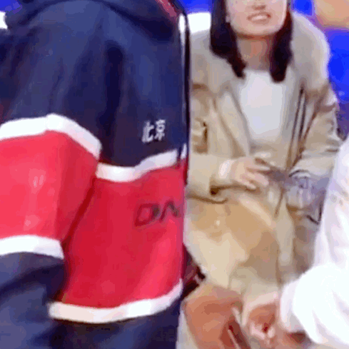 pass一下对面的男嘉宾由此可见嫂子和哥第一次亲嘴必定是嫂子往后撤老哥追着亲这样