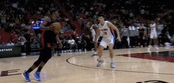 NBA赛场人物：塔图姆下半场11中1，关键球被干扰，绝杀不中；巴特勒最后时刻连得