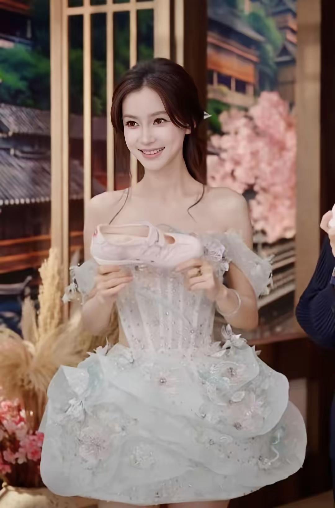 杨颖也直播带货了。

原本她也是顶流呀。

自从和黄晓明离婚后，她资源断崖式下降