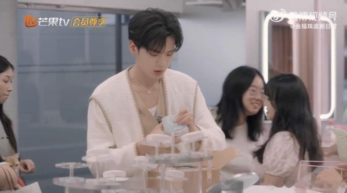 有毕雯珺在稳稳的安心 他是永远冲在仓库第一线的行动派，只要有人需要，转身就能带着