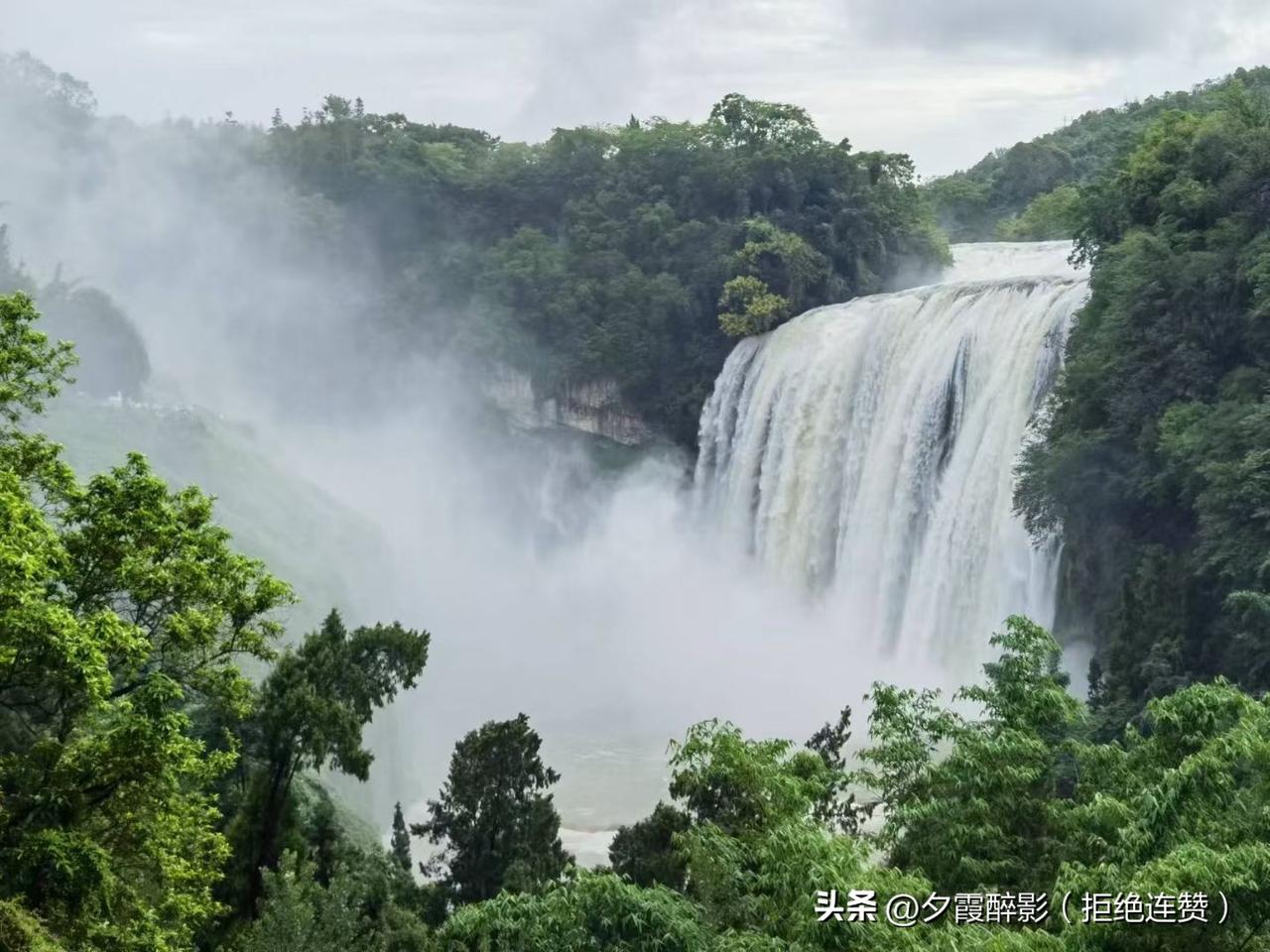 若李白见了黄果树瀑布，《望庐山瀑布》怕是要被改写
 
我在想，如果当年李白看到的