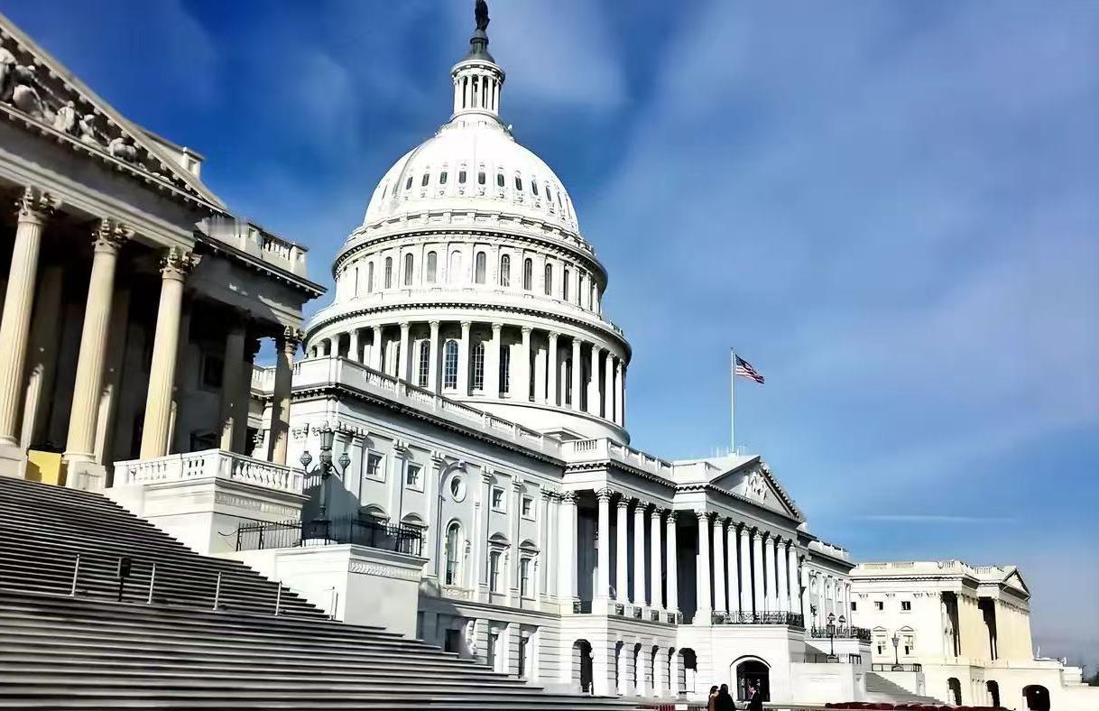 朋友从美国回来，他说即使美国国债居高不下，但美国政府和美国人民从不担心政府会关门