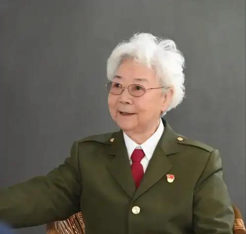 月入三万多元，日常开销却只留一千元。98岁的田华，完全有条件把晚年过得更舒适，却