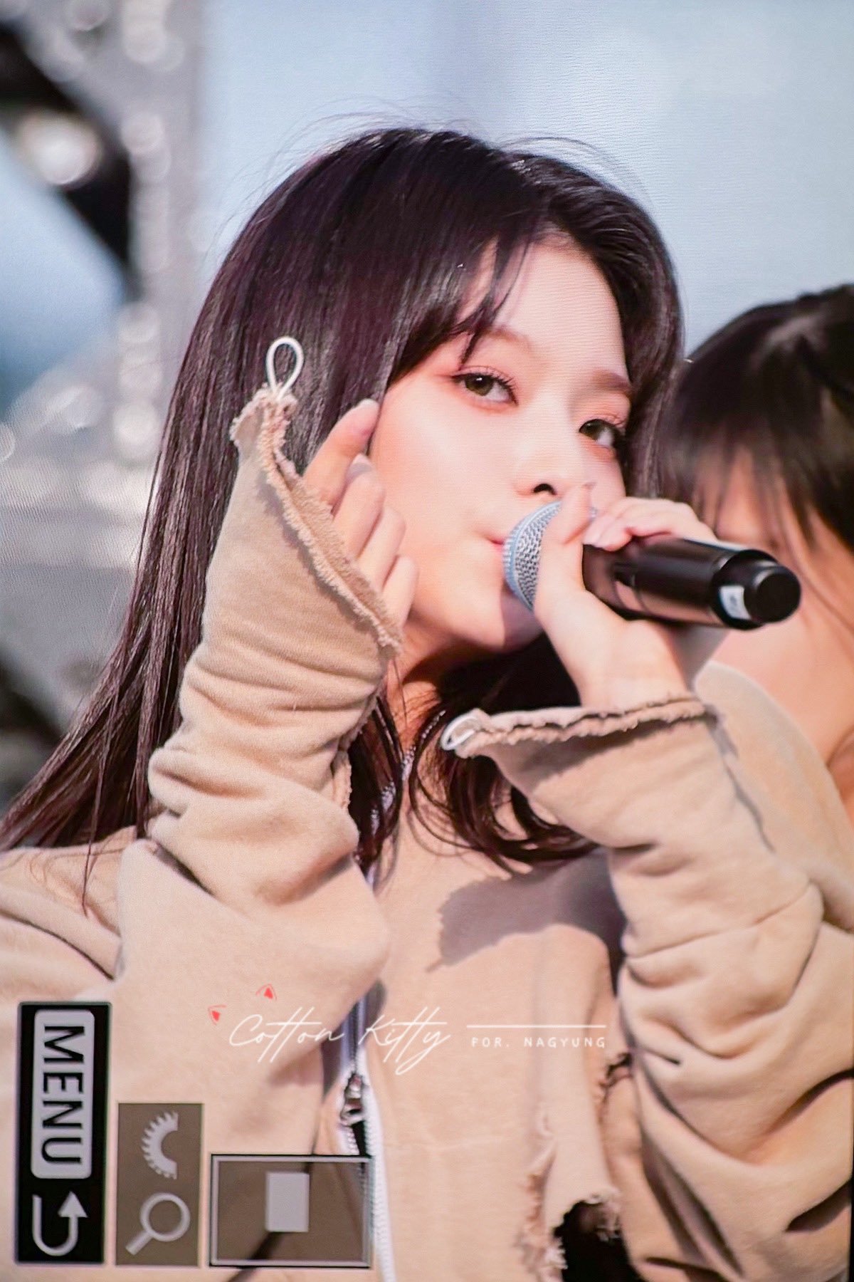 #李娜炅[超话]#🐣#蜜桃笑颜李娜炅# [图片]240504 Seoul Ro