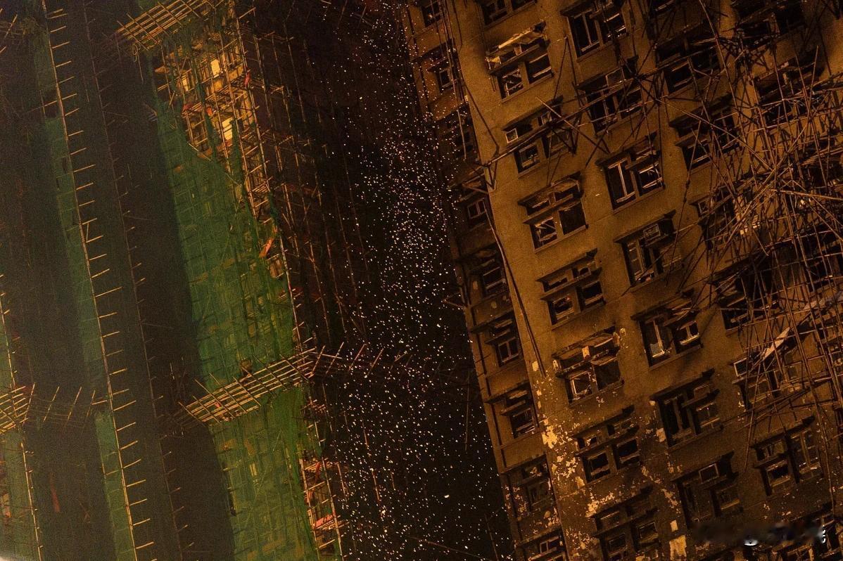 竹棚架构筑了香港的天际线，但一场致命的大火加速它的结束

竹子是一种生长迅速的植