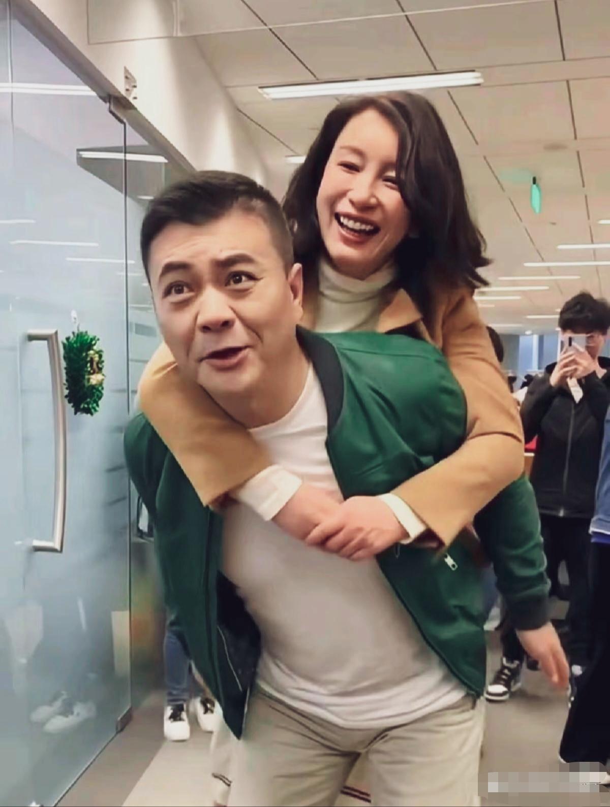 一个笑得开怀，一个负重前行，被老婆压得表情失控的王新军，藏不住满屏温柔与甜蜜！秦