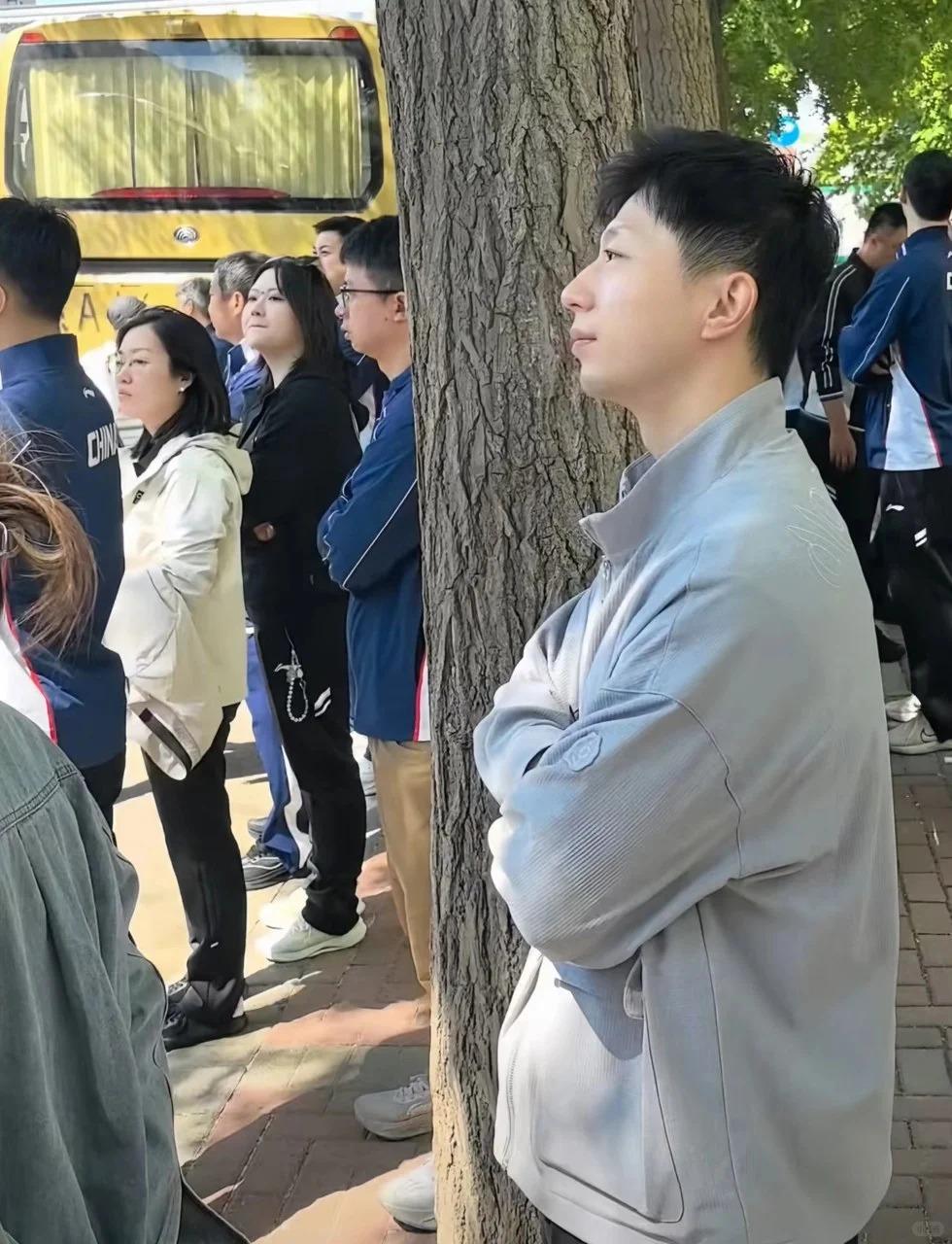 今天这一幕真的好哭又好笑！草莓熊你这小子，挺会拍的呀！

今天马龙专程来给国乒健