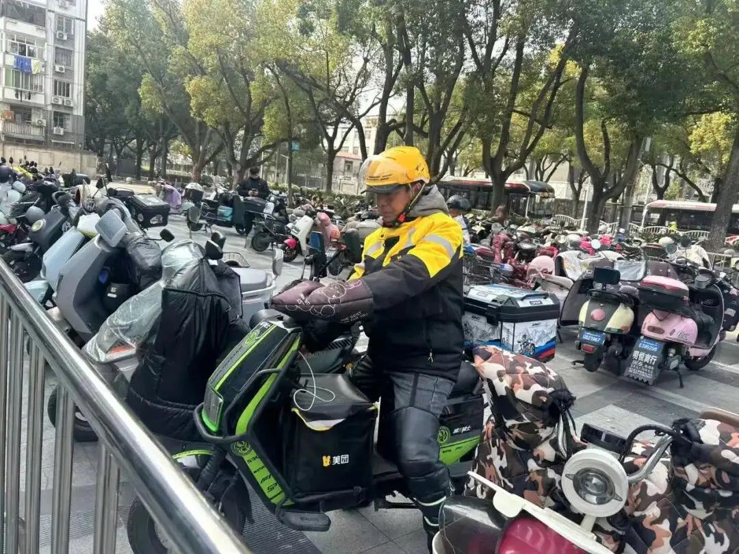 街头那抹黄，是最暖的光
 
那天在松江云间新天地的超市门口，偶然撞见了惊心动魄又