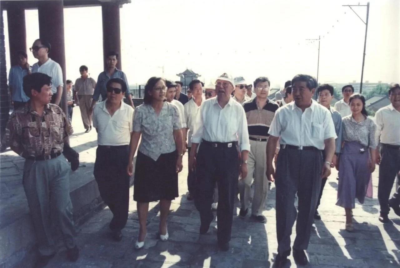 1994年，华国锋同志携夫人韩芝俊在西安城墙参观视察时的留影，西安地方领导陪同。