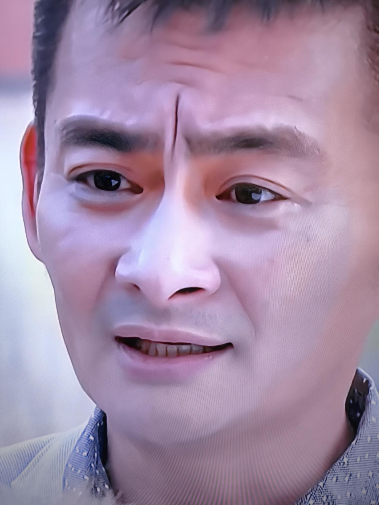 景冈山，眉宇之间的这条皱纹太深了，川字纹只剩中间一条，可能是把那两条的深度都整合